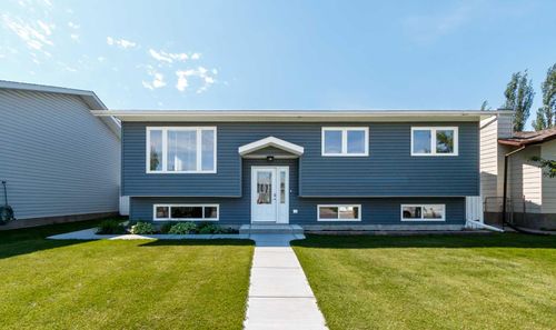 5607 43 St Close, Olds, AB, T4H1C3 | Card Image