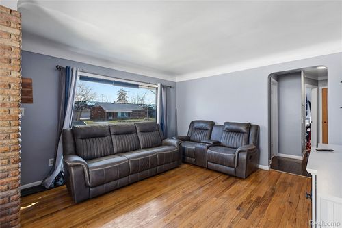 26071 Compson St, Roseville, MI, 48066-3110 | Card Image