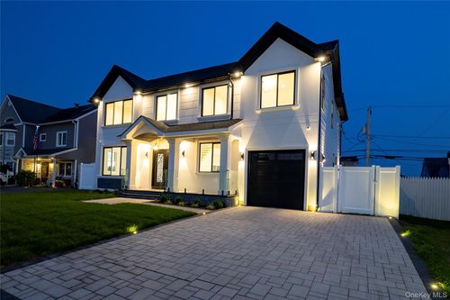 20 Baker Ln, Levittown, NY, 11756-3506 | Card Image