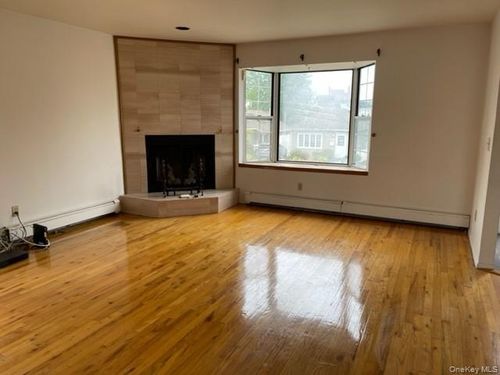 438 E Pine St, Long Beach, NY, 11561-2321 | Card Image