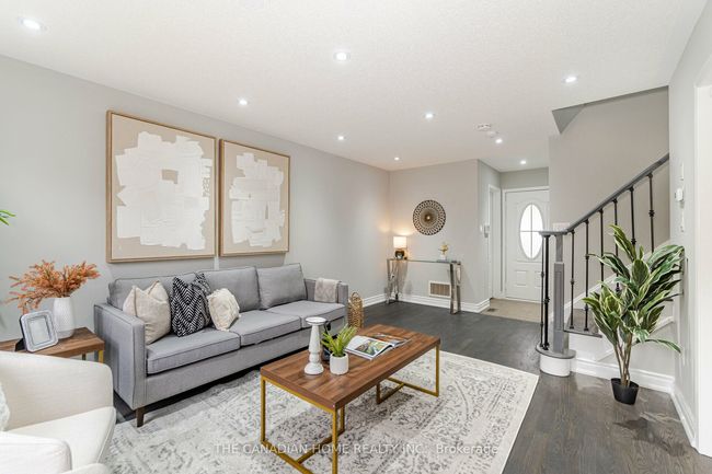 920 Mctrach Cres, House attached with 3 bedrooms, 3 bathrooms and 1 parking in Milton ON | Image 8