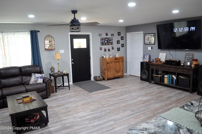 Living Room | Image 9