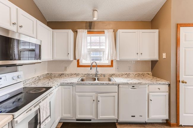 11-web-or-mls-1540-Yorkshire-Ln-11.jpg | Image 11