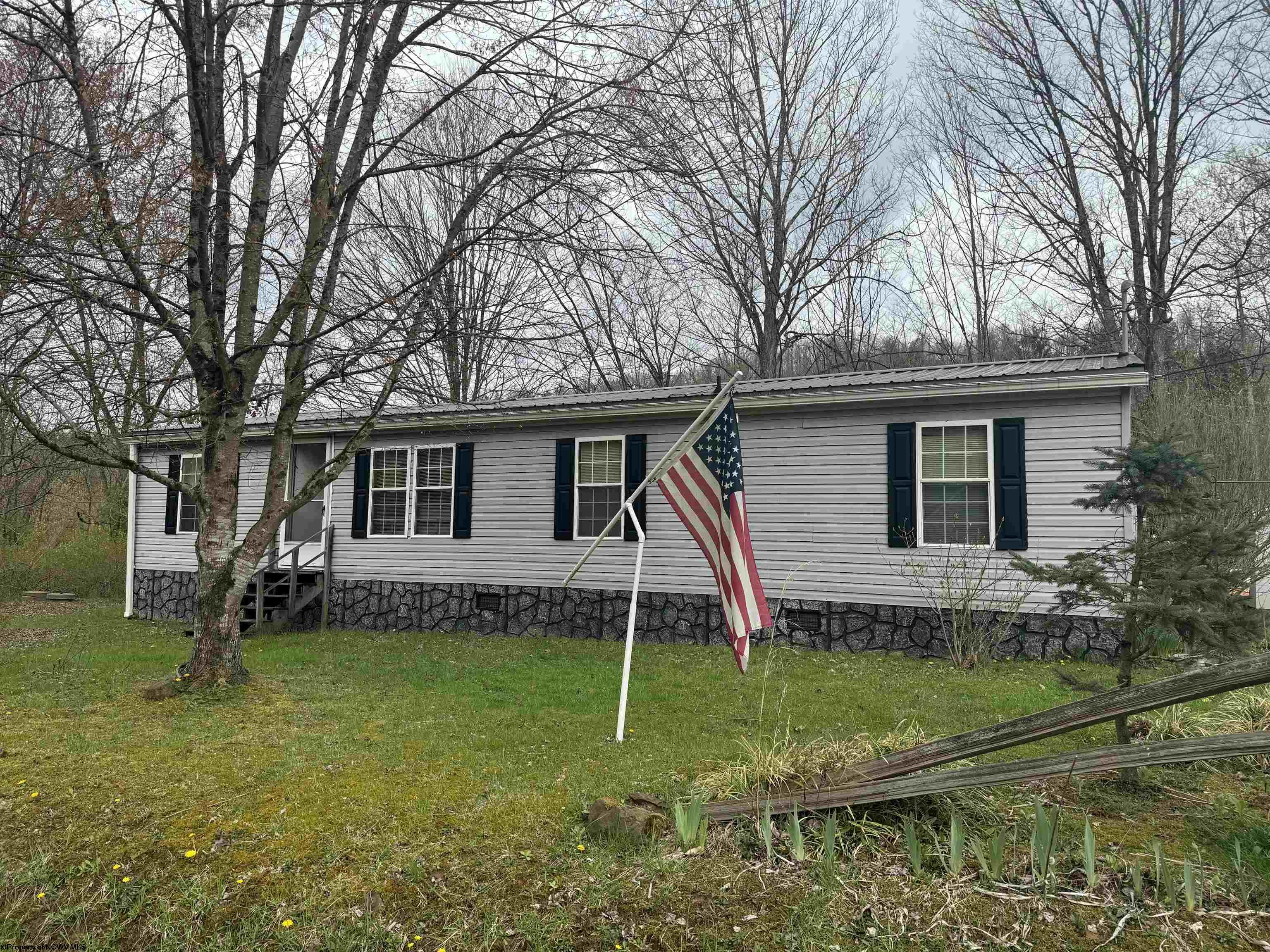 Dock Ln, Fairmont, WV 26554