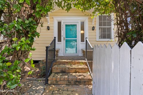 121 Seal Ave, Pass Christian, MS, 39571-4511 | Card Image