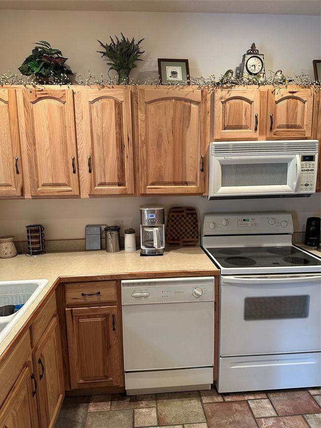 Hickory Cabinets: plenty of work space | Image 10