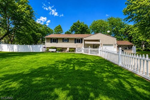4 Meade Ct, Piscataway, NJ, 08854-4822 | Card Image