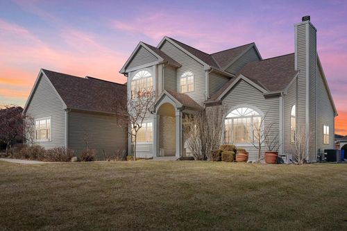 4732 W Woodward Drive, Franklin, WI, 53132 | Card Image