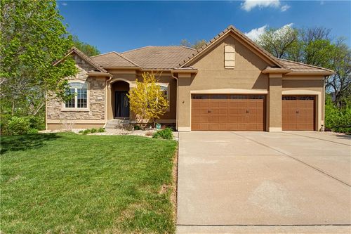 608 Ne Sundown Dr, Lee's Summit, MO, 64064-7875 | Card Image