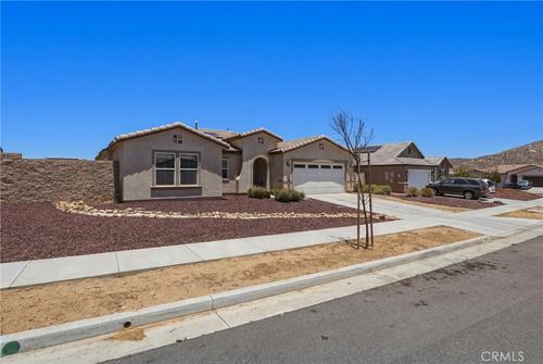 570 Farmstead St, Hemet, CA, 92543-8769 | Card Image