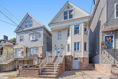 663 Avenue E, Home with 5 bedrooms, 3 bathrooms and null parking in Bayonne NJ | Image 2