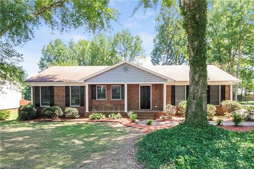 326 Traceway Rd, High Point, NC, 27265-1351 | Card Image