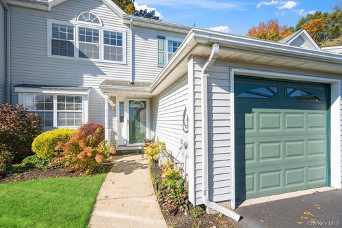 11 Horizon Ct, Huntington, NY, 11743-4433 | Card Image