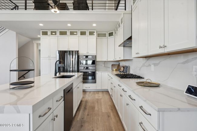 363 E Overlook Loop, Condo with 3 bedrooms, 4 bathrooms and null parking in Hideout UT | Image 12