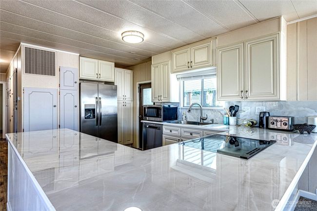 Beautiful updated kitchen. | Image 13