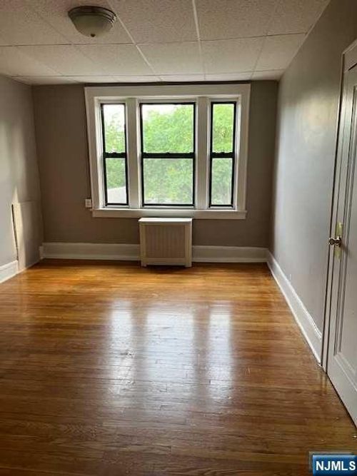 805 Red Rd, Teaneck, NJ, 07666-4446 | Card Image