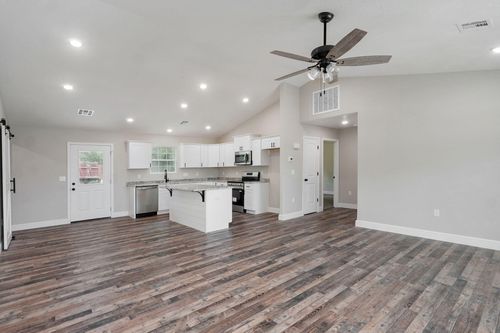 401 E Crescent St, Aurora, MO, 65605-1318 | Card Image