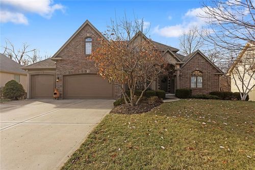 7822 Mattox Ave, Kansas City, MO, 64151-7801 | Card Image