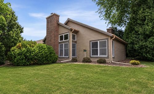 225 W Oak St, Grafton, WI, 53024-2510 | Card Image