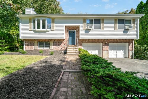 8 Wills Rd, Newtown, CT, 06470-2233 | Card Image