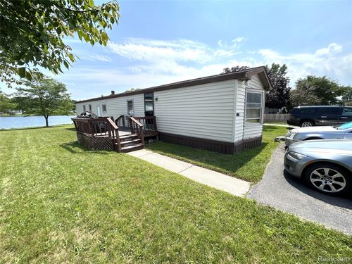 48582 Lakeview Cir, Shelby Township, MI, 48317-2739 | Card Image