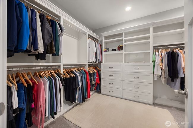 Don't worry if this frame doesn't look large enough. There is more closet space around the corner. | Image 22