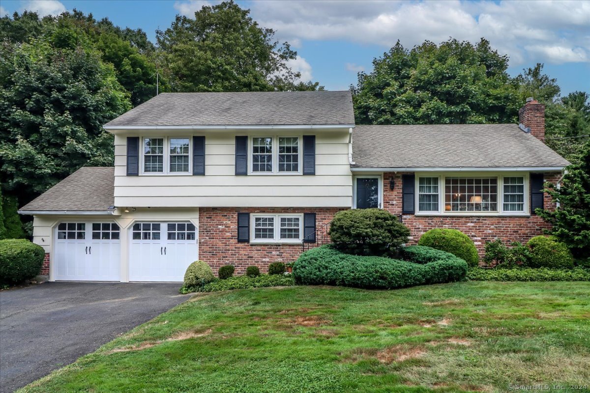 Canterbury Ln, Trumbull, CT 06611