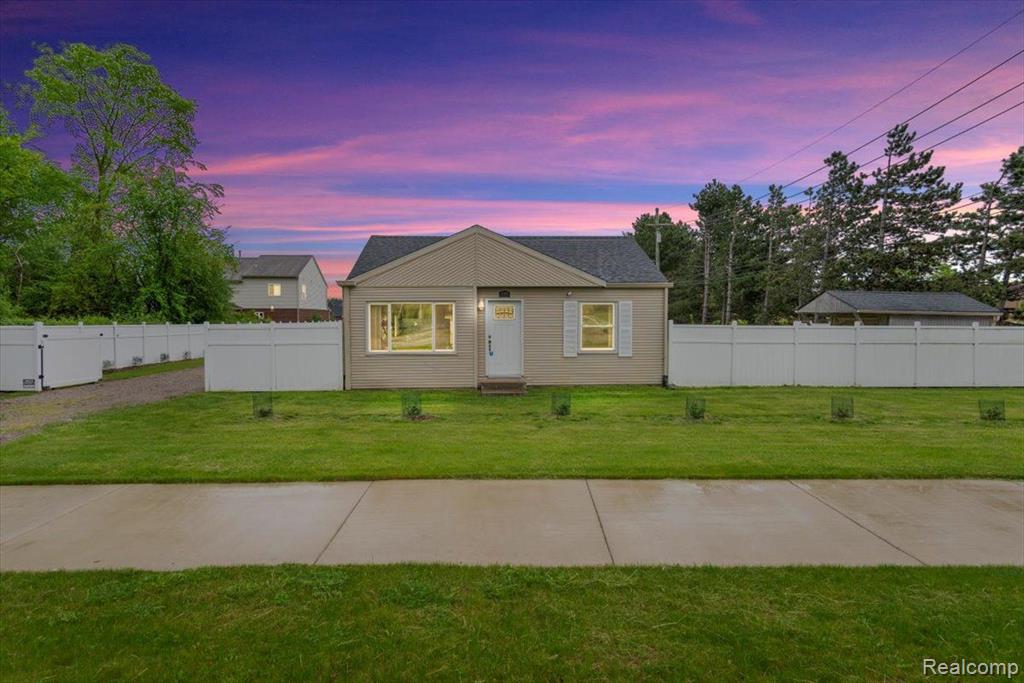 Auburn Rd, Rochester Hills, MI 48307