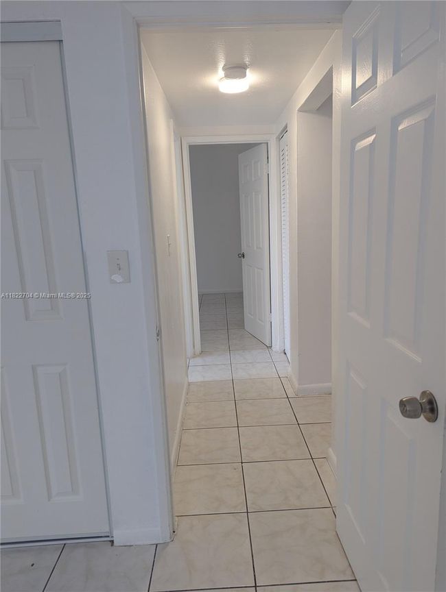APT-101 - 31 Se 2 Nd Ave, Condo with 2 bedrooms, 1 bathrooms and null parking in Hallandale Beach FL | Image 8