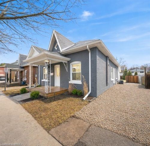 8 Main St, Brantford, ON, N3R3X2 | Card Image