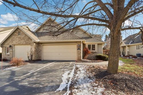 W240N2192 Dorchester Dr, Pewaukee, WI, 53072-4689 | Card Image