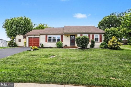 330 Dogwood Ln, NEW HOLLAND, PA, 17557-1826 | Card Image