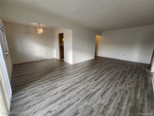 39471 Van Dyke Ave, Sterling Heights, MI, 48313-4662 | Card Image