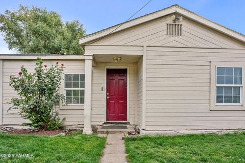 206 E R St, Yakima, WA, 98901-1833 | Card Image