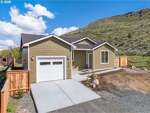 1504 Chestnut St, Baker City, OR, 97814-4020 | Card Image