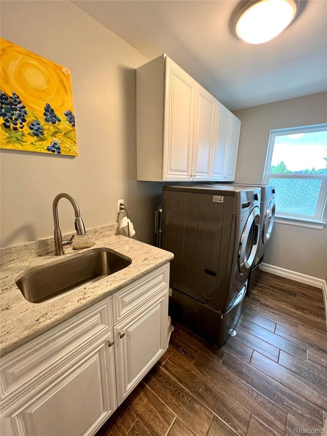 Laundry room off master 2nd floor | Image 39