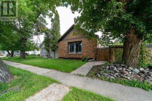 444 12 St Se, Medicine Hat, AB, T1A1V8 | Card Image