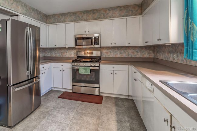 24593 Redwing Dr, House other with 4 bedrooms, 3 bathrooms and null parking in Novi MI | Image 16