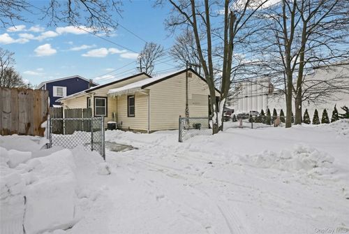 1733 5th Ave, Bay Shore, NY, 11706-3407 | Card Image