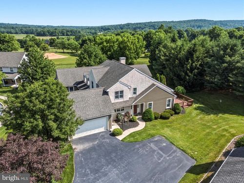 8 Parkside Dr, ELVERSON, PA, 19520-9496 | Card Image