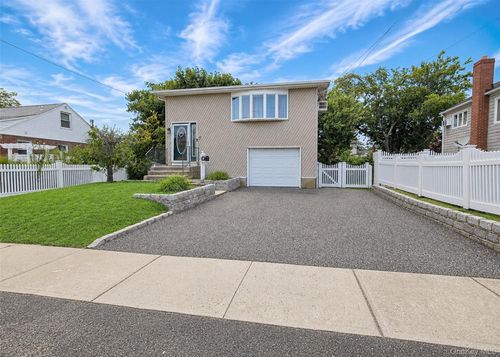 11 Farragut Ave, Lindenhurst, NY, 11757-5919 | Card Image