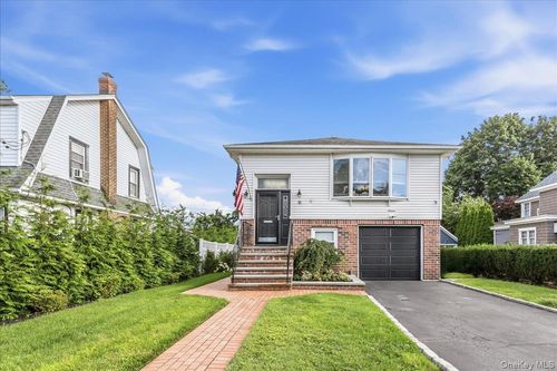 16 Netz Pl, Albertson, NY, 11507-1412 | Card Image
