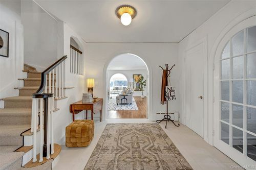 986 Plymouth St, Pelham, NY, 10803-3127 | Card Image