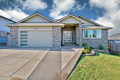 3268 Sky Way, Medford, OR, 97504-5946 | Card Image