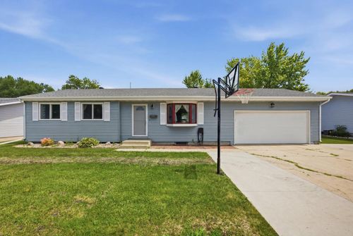 901 7th St W, West Fargo, ND, 58078-2523 | Card Image