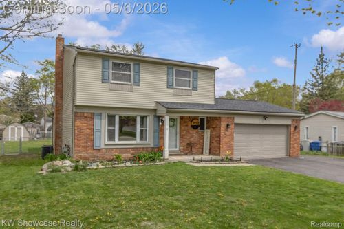 2922 Airport Rd, Waterford Twp, MI, 48329-3309 | Card Image