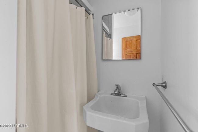 Back Upstairs Bathroom | Image 30