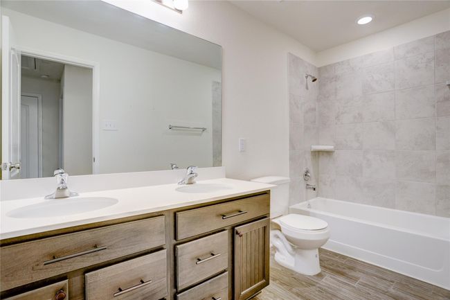 Full upstairs bathroom features double sinks and a shower/tub combo. | Image 20