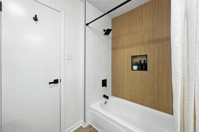 Bathroom featuring shower / bathtub combination with curtain | Image 25