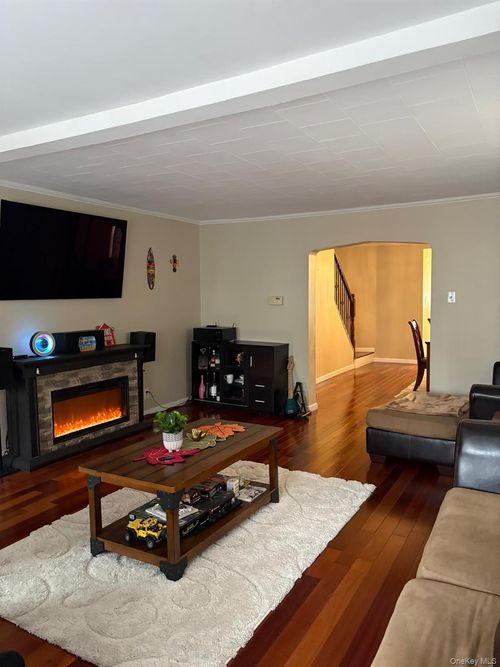 90 207th St, Queens Village, NY, 11428-1067 | Card Image